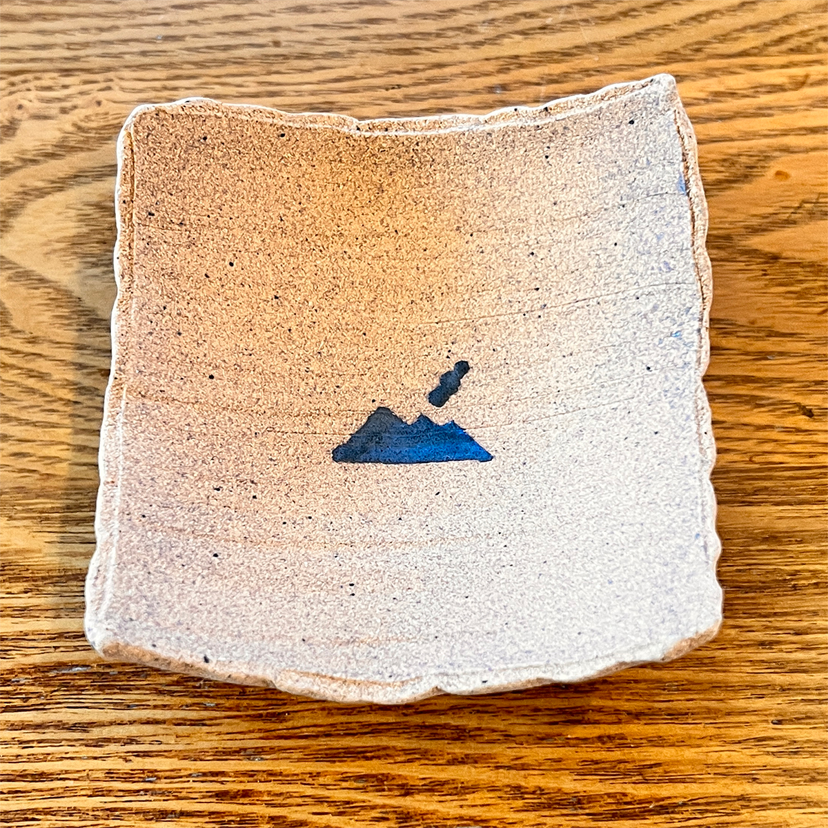 鹿児島のお土産品として桜島をあしらった10㎝四方の脚付き小皿。付けもん皿（ちけもんざら）（青）