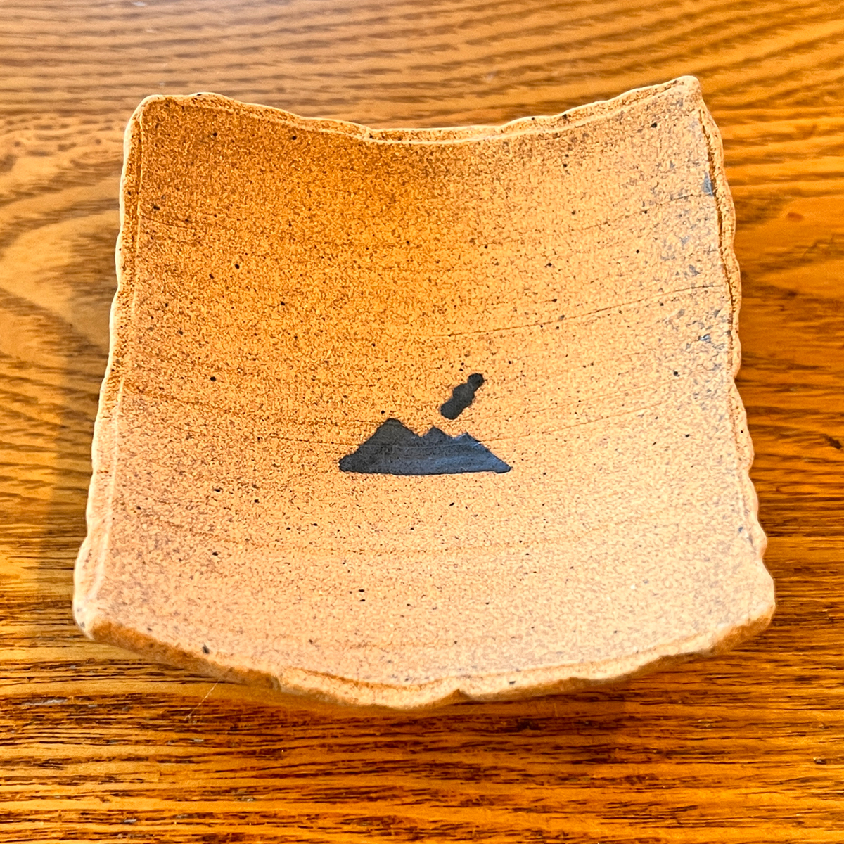 鹿児島のお土産品として桜島をあしらった10㎝四方の脚付き小皿。付けもん皿（ちけもんざら）（黒）