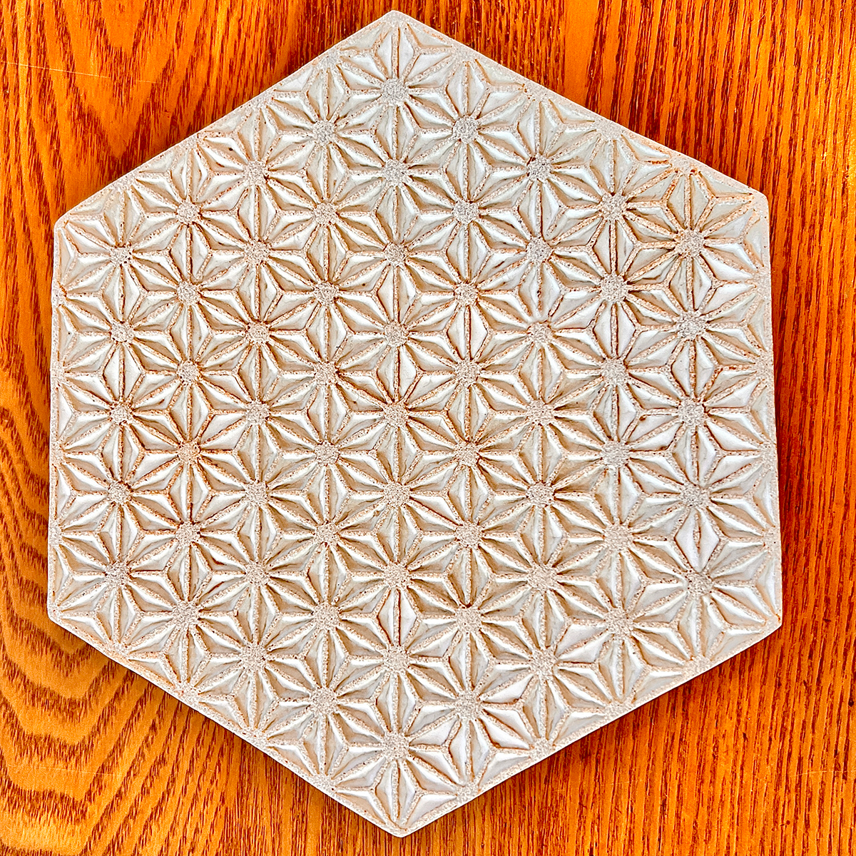眞窯 (まことがま)　六角形の麻模様陶板 S サイズ（白）プレート/お皿　鹿児島の陶器