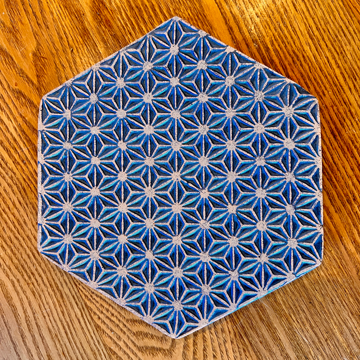 眞窯 (まことがま)　六角形の麻模様陶板 S サイズ（黒）プレート/お皿