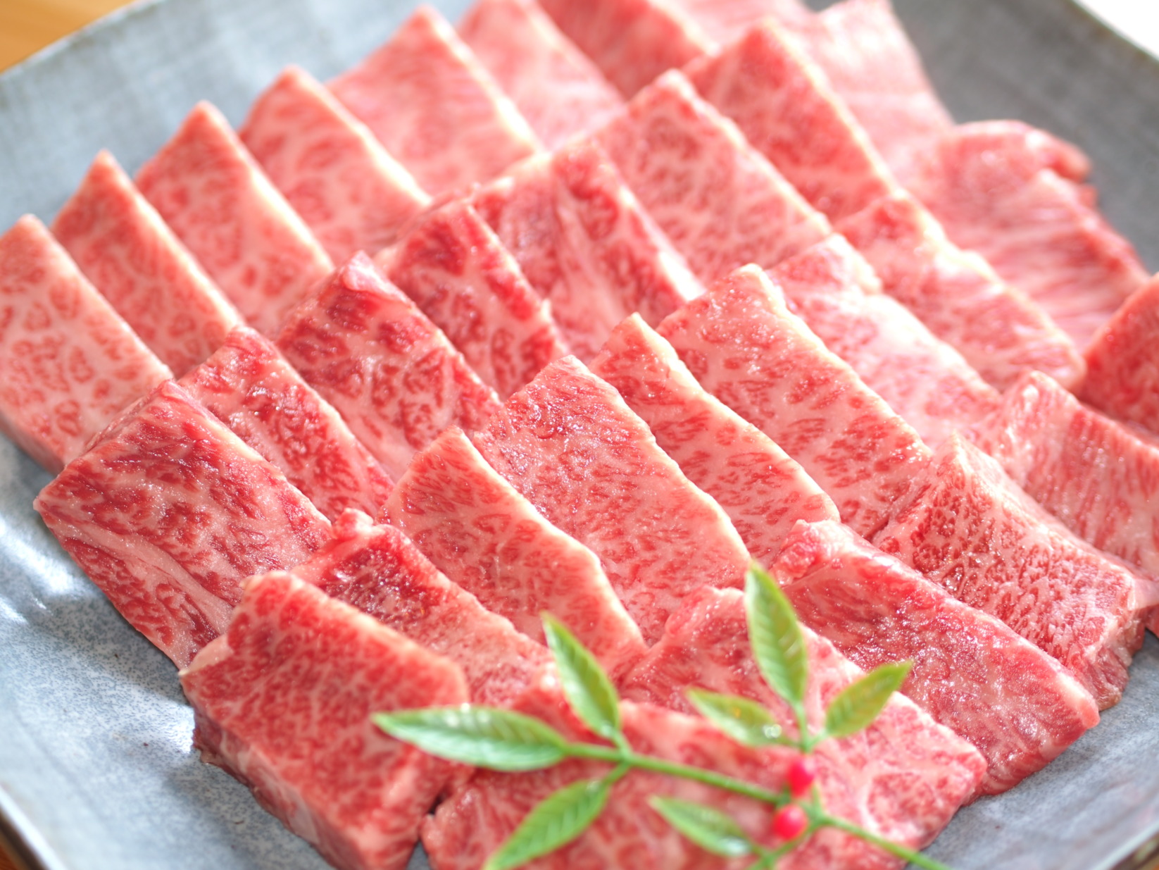 南薩指宿で育ったA4ランクの黒毛和牛　黒毛姫牛 三角バラ・肩ロース焼肉セット　各200g（冷凍）